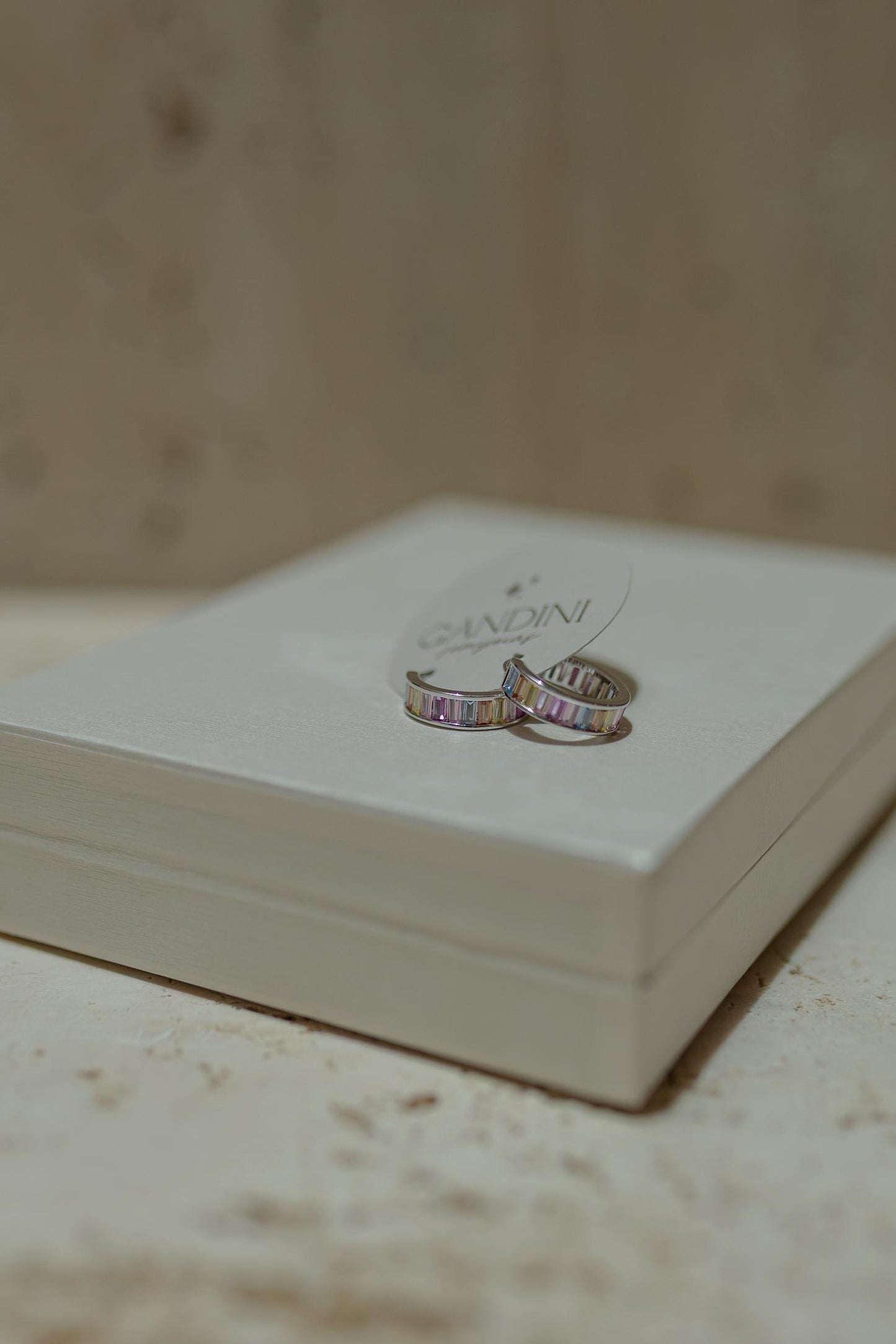 Brinco Argola Baguete Rainbow Ródio Branco