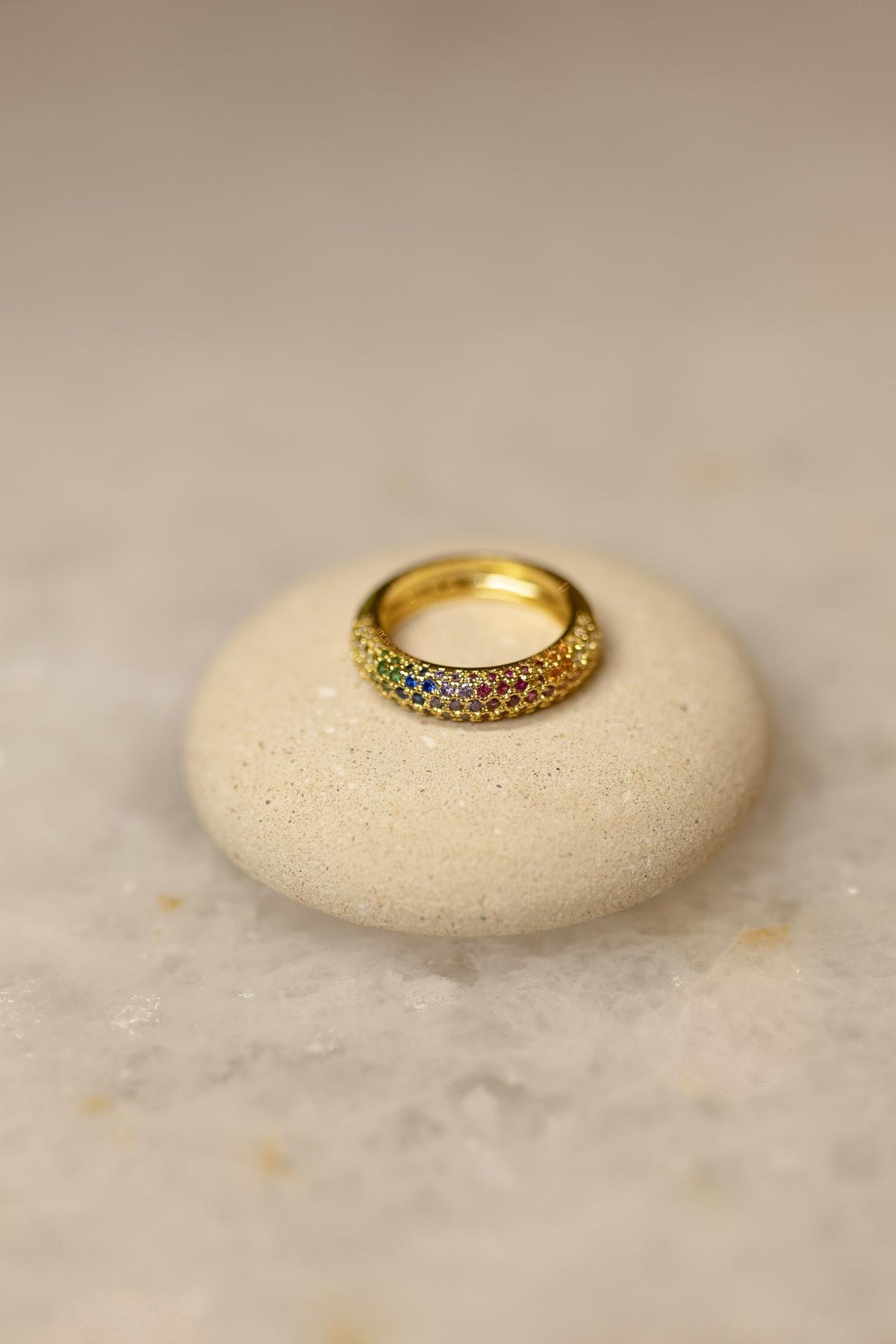 Anel Meia Aliança Cravejado Rainbow Dourado