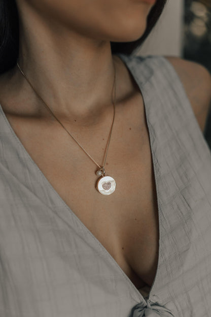 Colar Relicário com Coração Cravejado