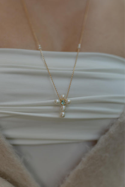 Colar Escapulário Cruz e Coração Pérolas Dourado