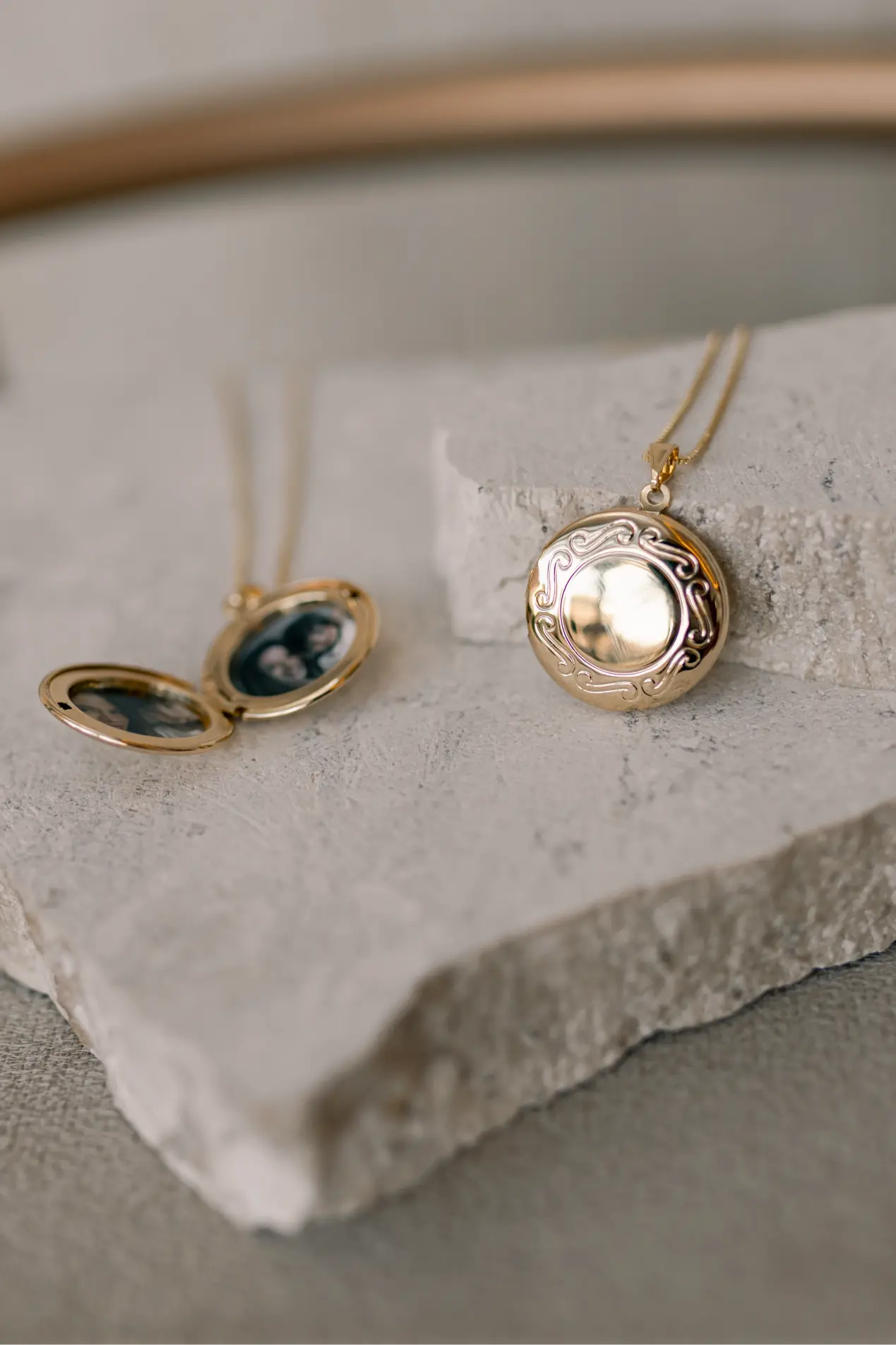 Colar Relicário Borda Trabalhada Dourado