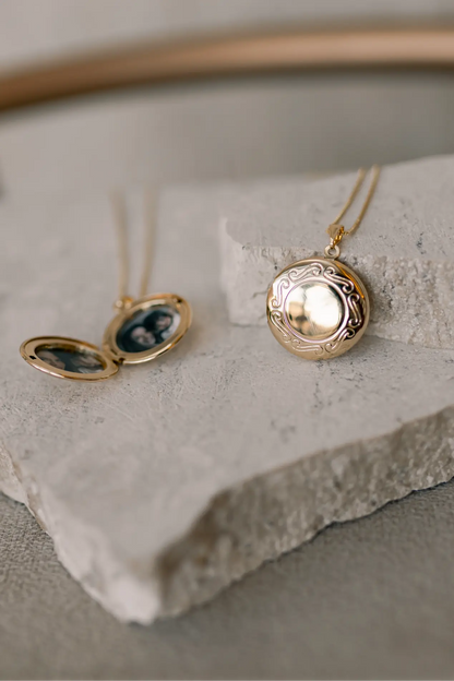 Colar Relicário Borda Trabalhada Dourado