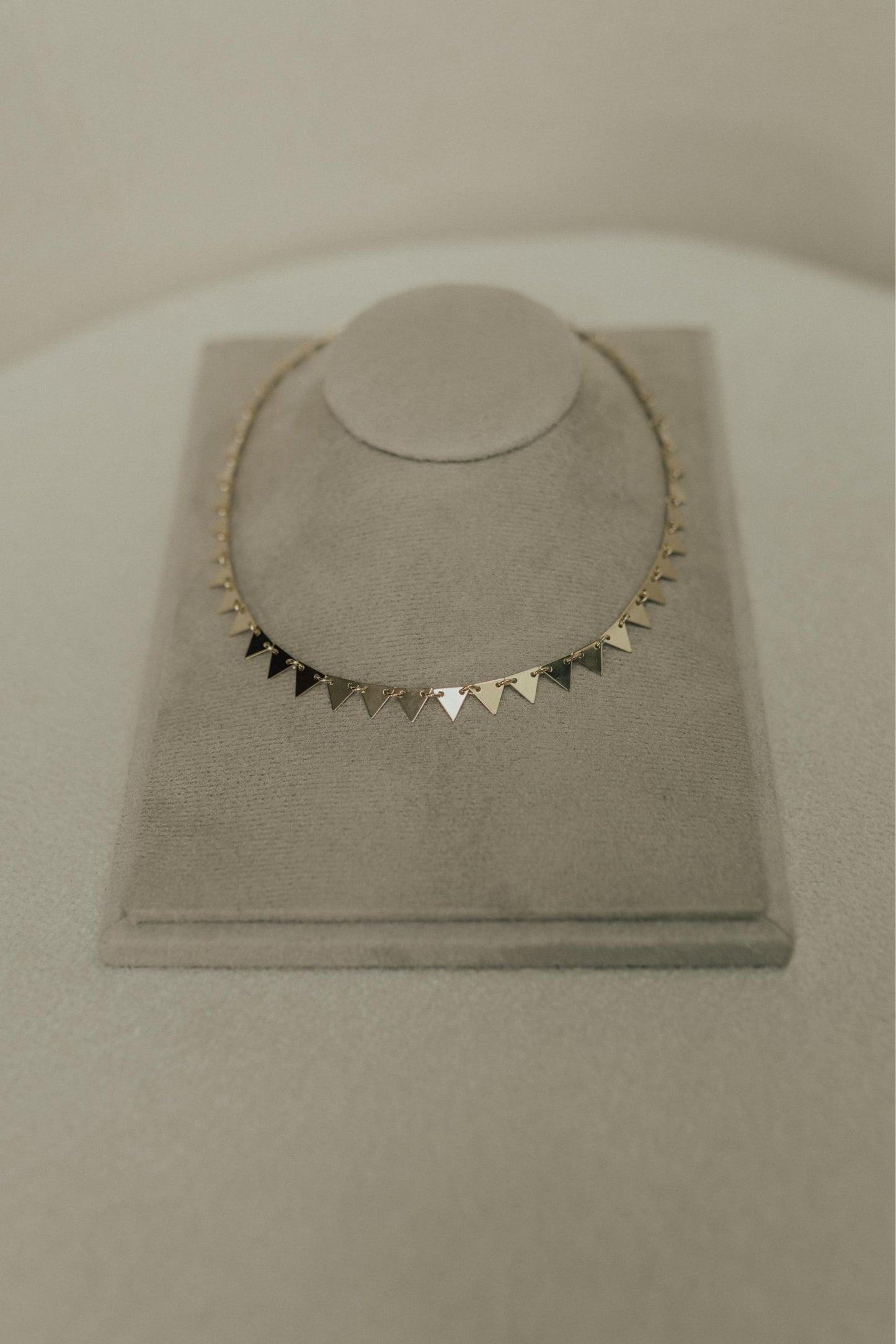 Choker Triângulo Dourado