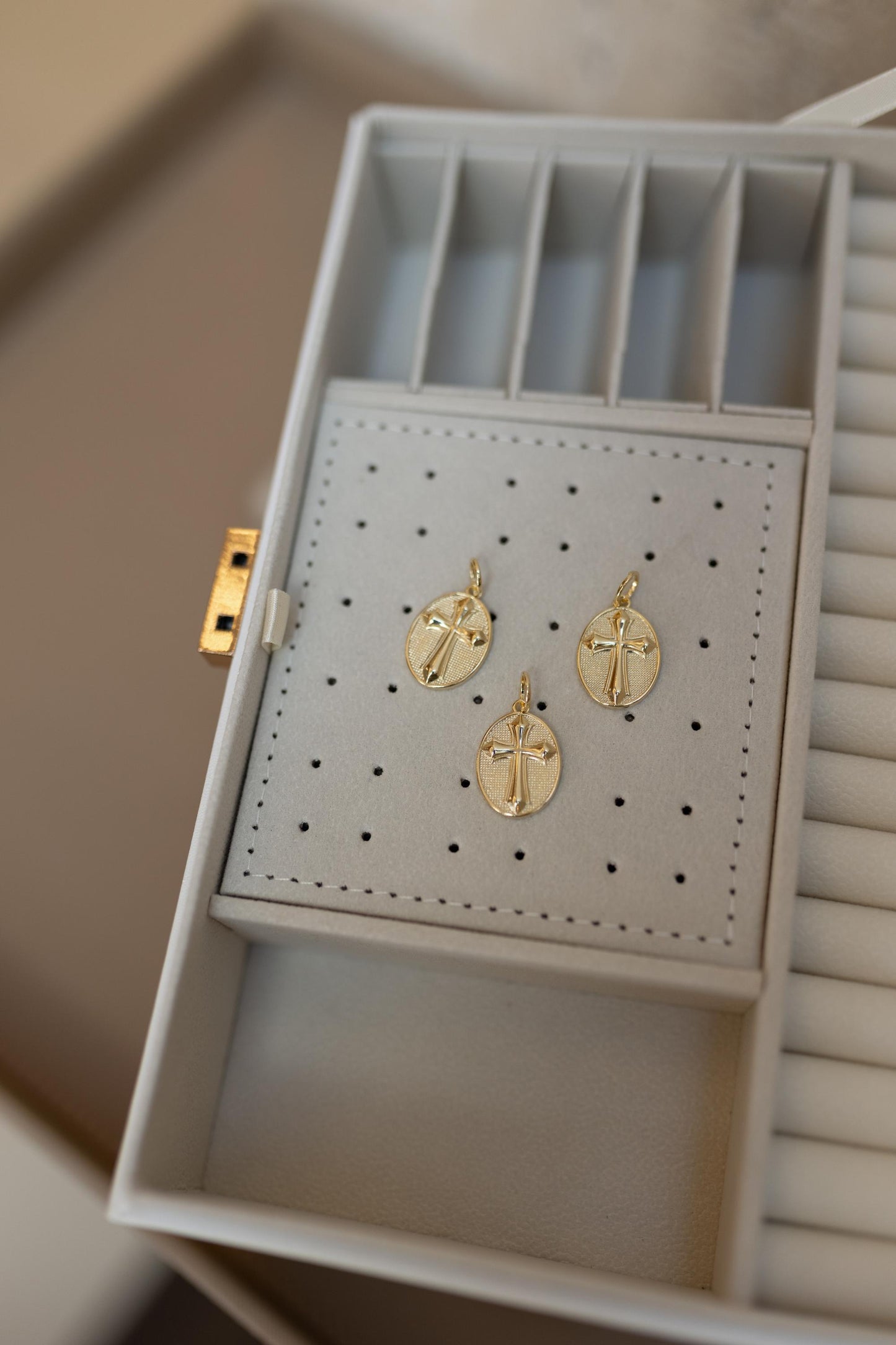 Pingente Cruz Oval Dourado