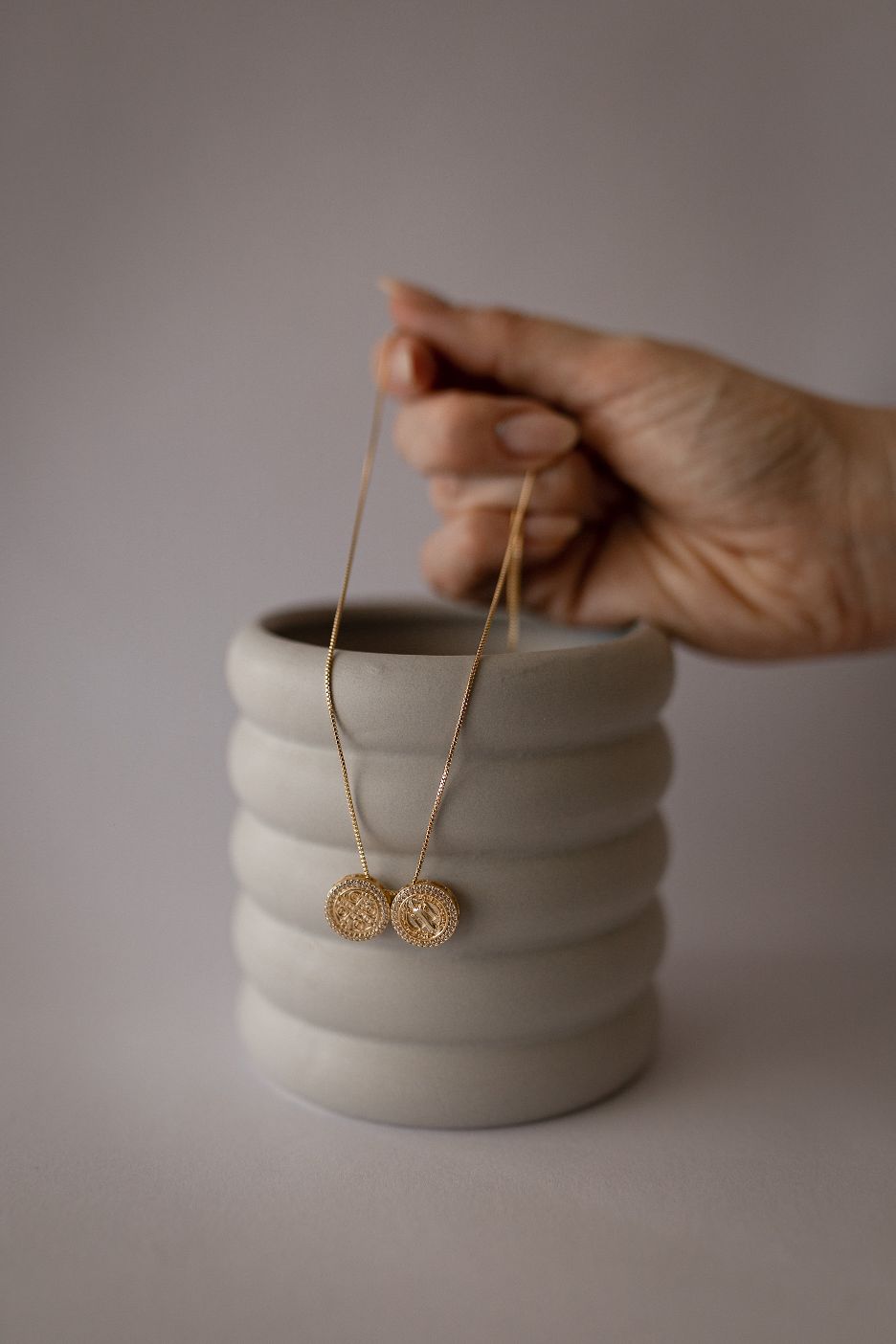 Colar Escapulário De São Bento Cravejado Articulável Dourado