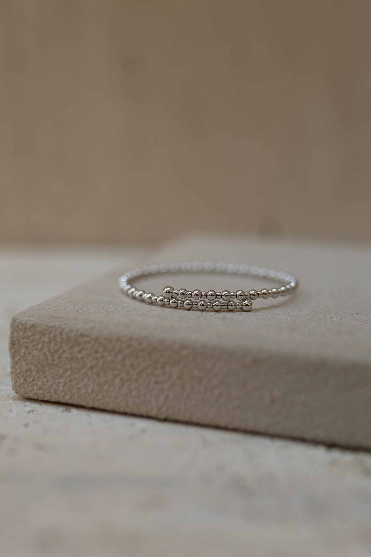 Bracelete Maleável Bolinhas Ródio Branco