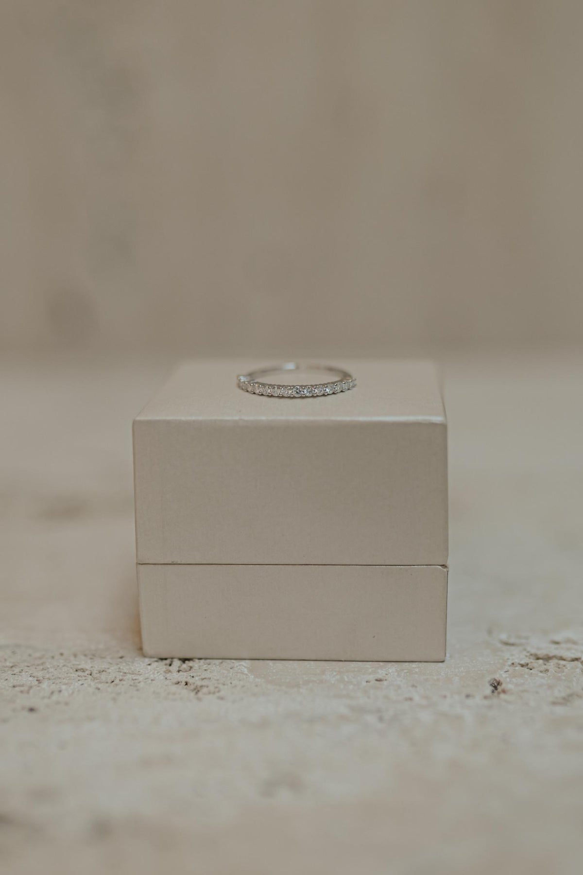 Anel Meia Aliança Ponto de Luz 2mm Moissanite Prata 925 Ródio Branco