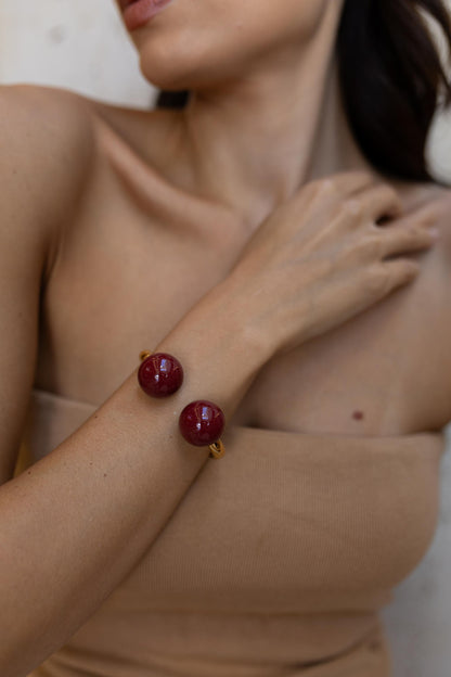 Bracelete Dourado com Bolas de Resina Vinho