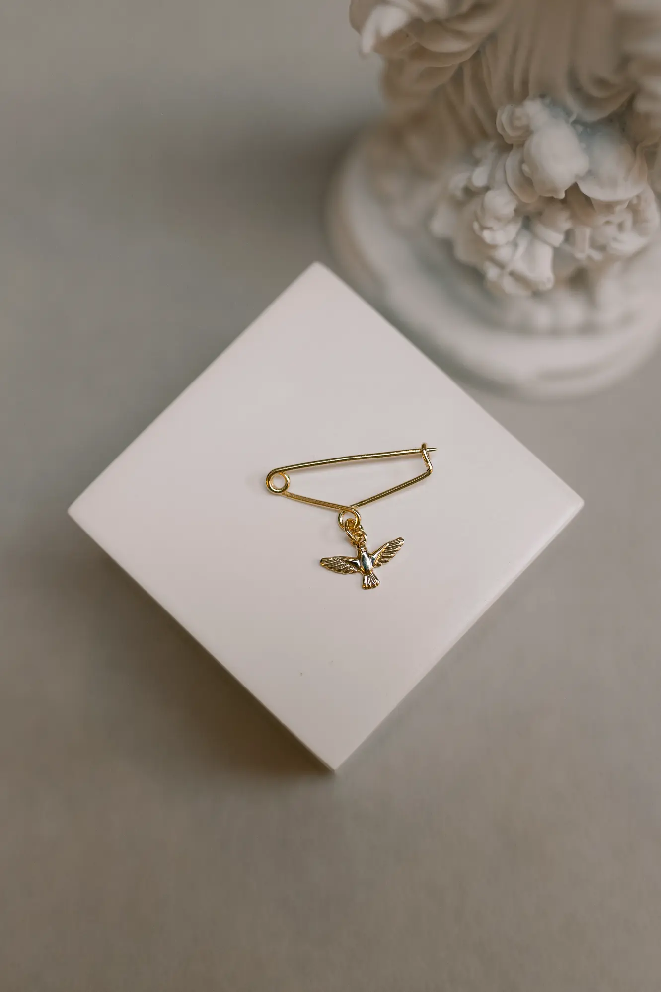 Alfinete de Batizado Divino Espírito Santo Banhado a Ouro 18k | Presente para Batizado