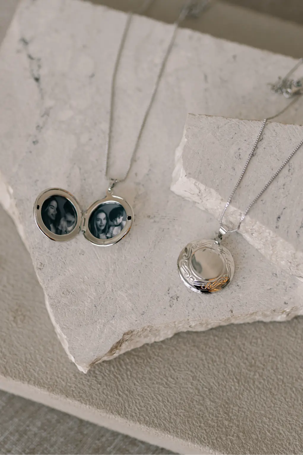 Colar Relicário Borda Trabalhada Ródio Branco