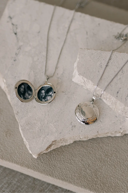 Colar Relicário Borda Trabalhada Ródio Branco