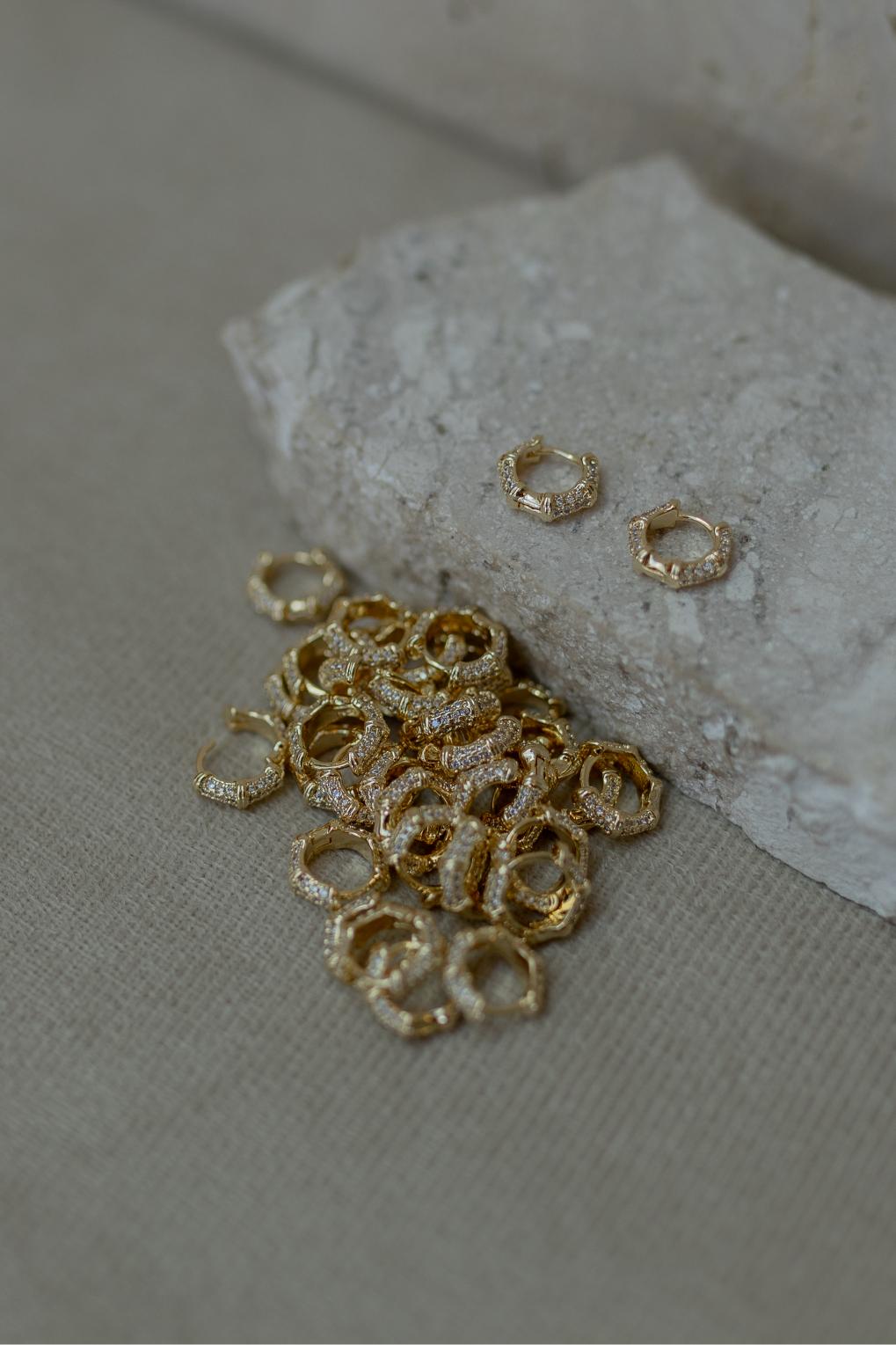 Brinco Argola Details Zircônias Dourado