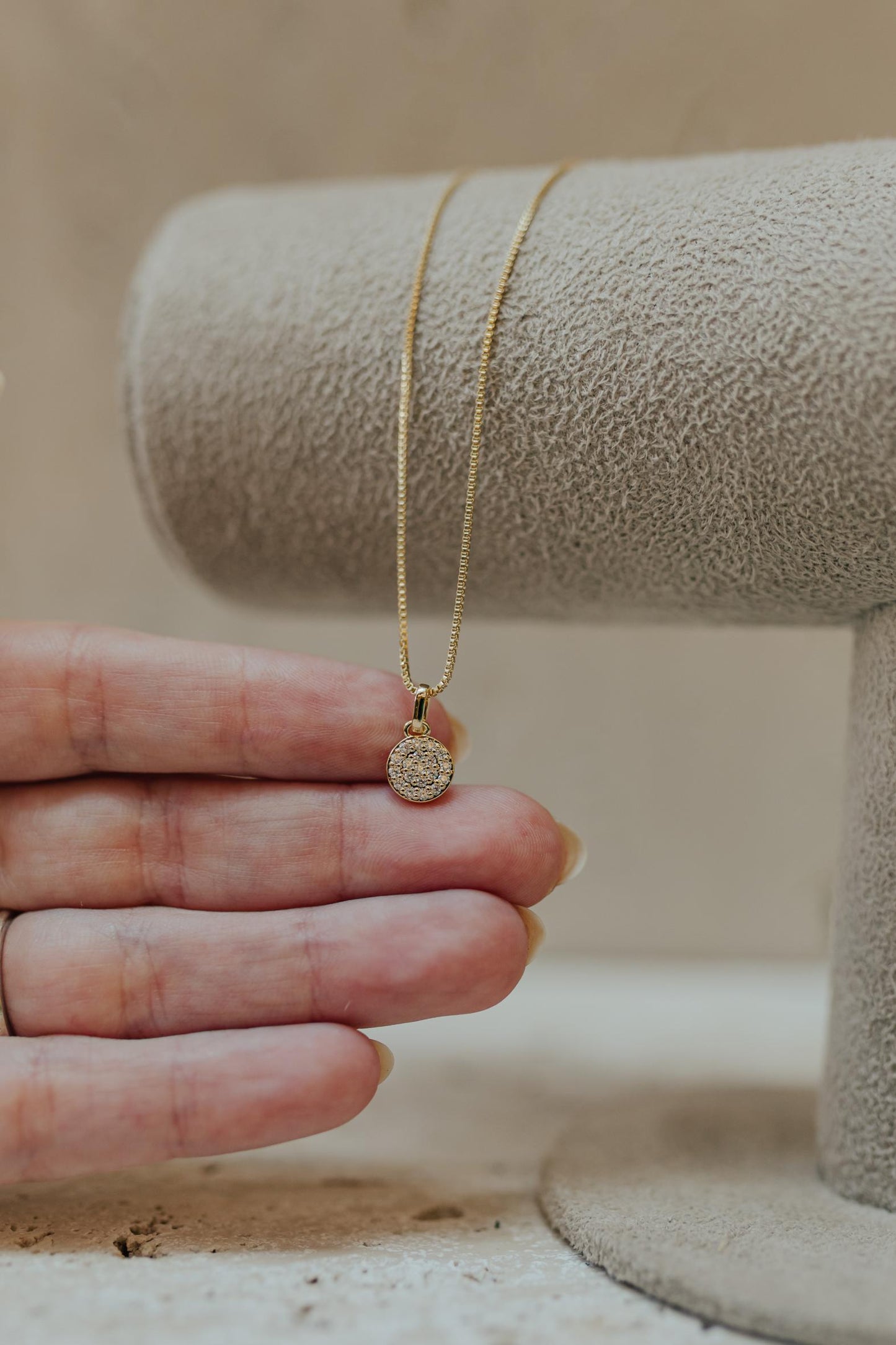 Colar Pingente Circulo Cravejado Dourado