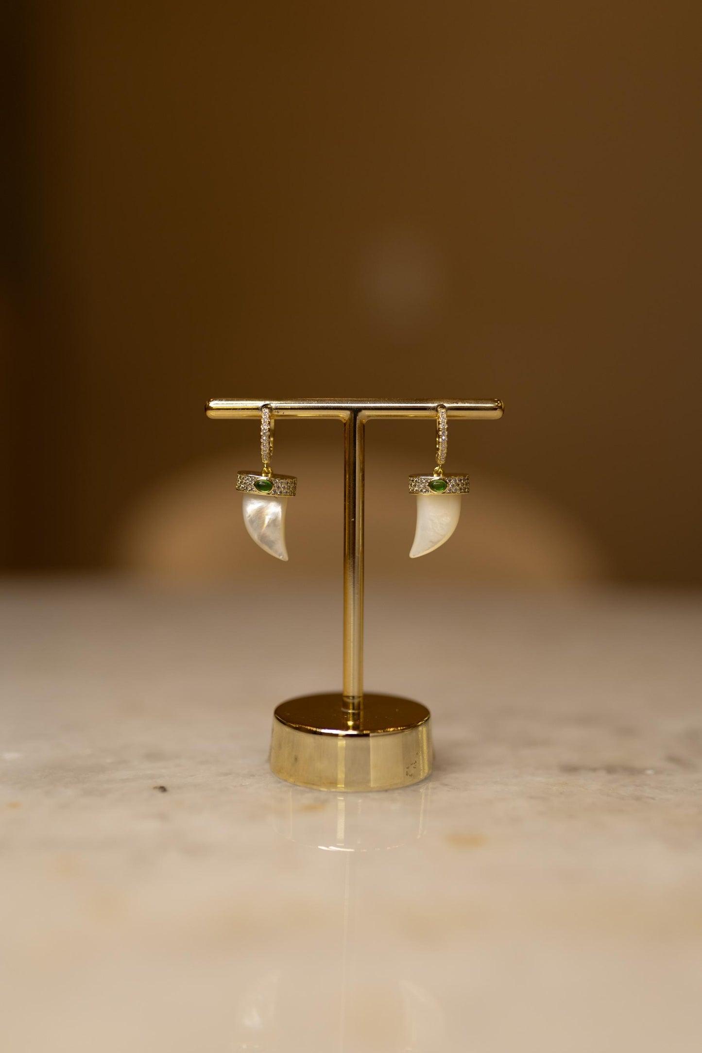 Brinco Argola Dente de Sabre Madrepérola Dourado