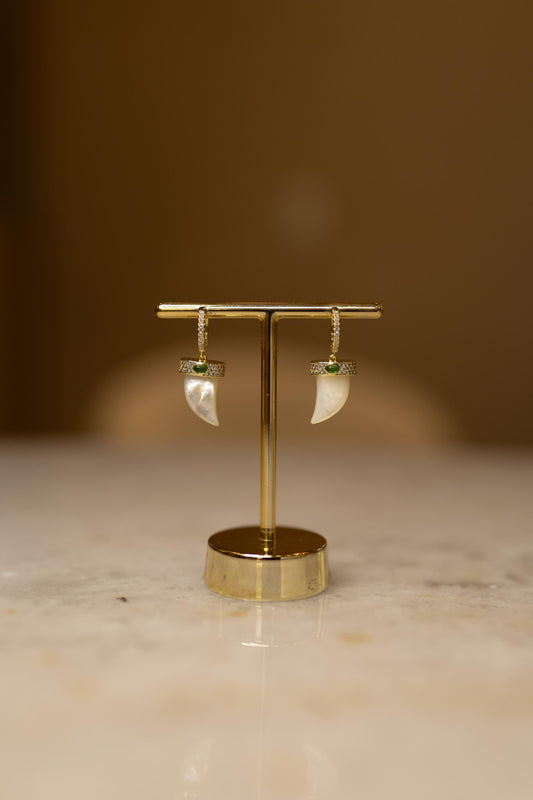 Brinco Argola Dente de Sabre Madrepérola Dourado