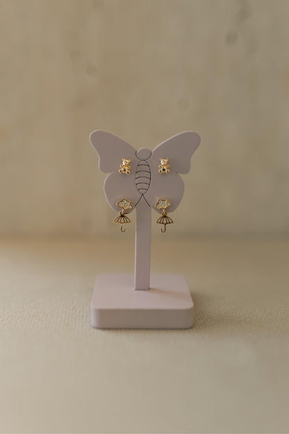 Brinco Infantil Nuvem e Guarda-Chuva Dourado