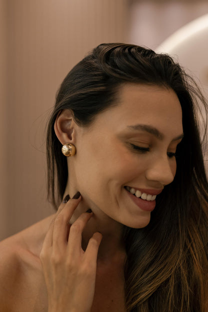 Brinco Botão Meia Esfera M Dourado