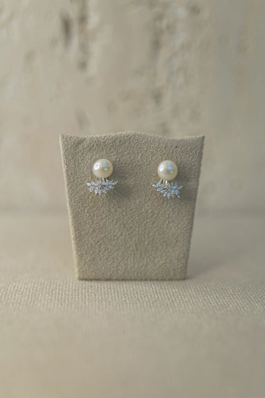 Brinco Flor Navete com Pérola Natural Ródio Branco