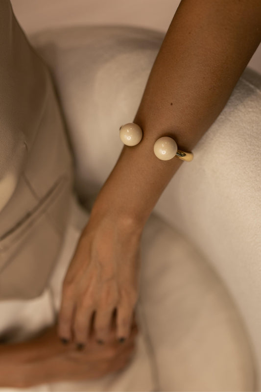 Bracelete Dourado com Mini Bolas Peroladas de Resina