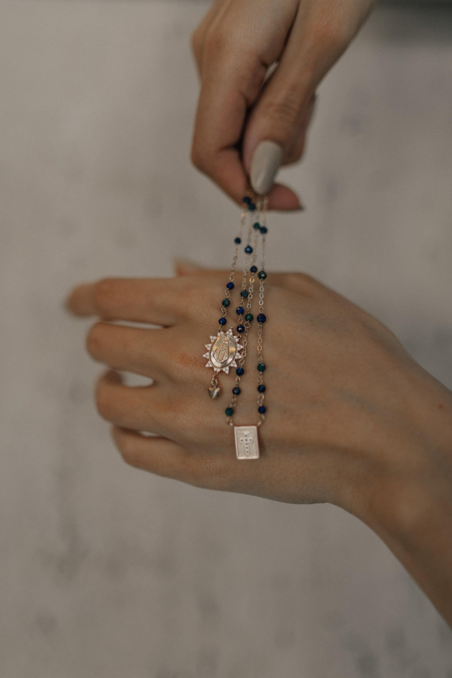 Colar Escapulário Pedras Naturais Nossa Senhora Aparecida Dourado