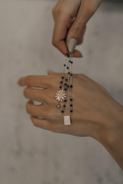 Colar Escapulário Pedras Naturais Nossa Senhora Aparecida Dourado