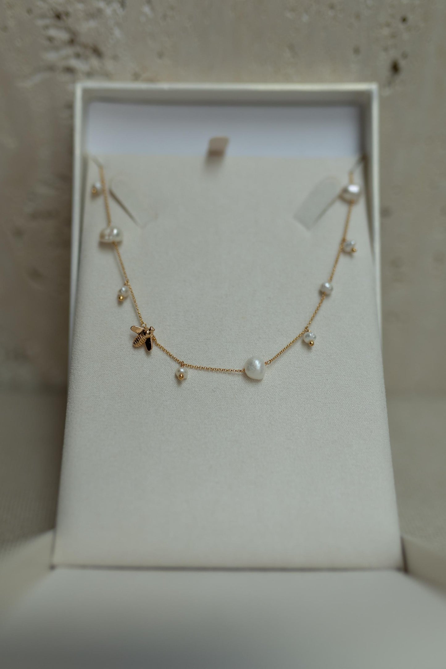 Colar Choker Bee Dourado