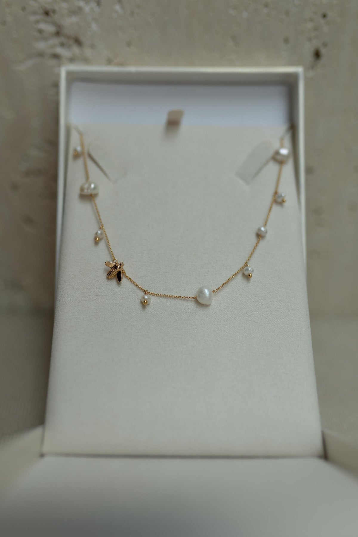 Colar Choker Bee Dourado