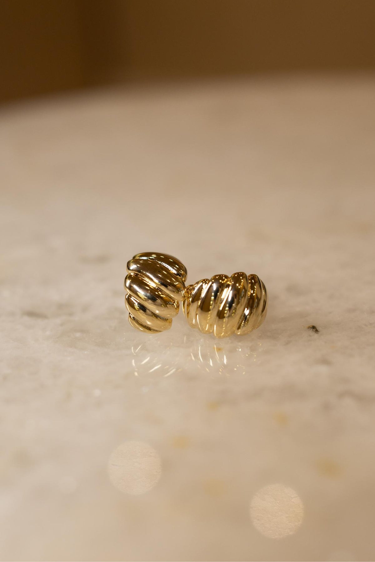 Brinco Meia Argola Bold Croissant Dourado