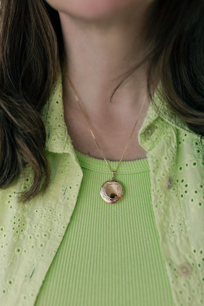 Colar Relicário Borda Trabalhada Dourado