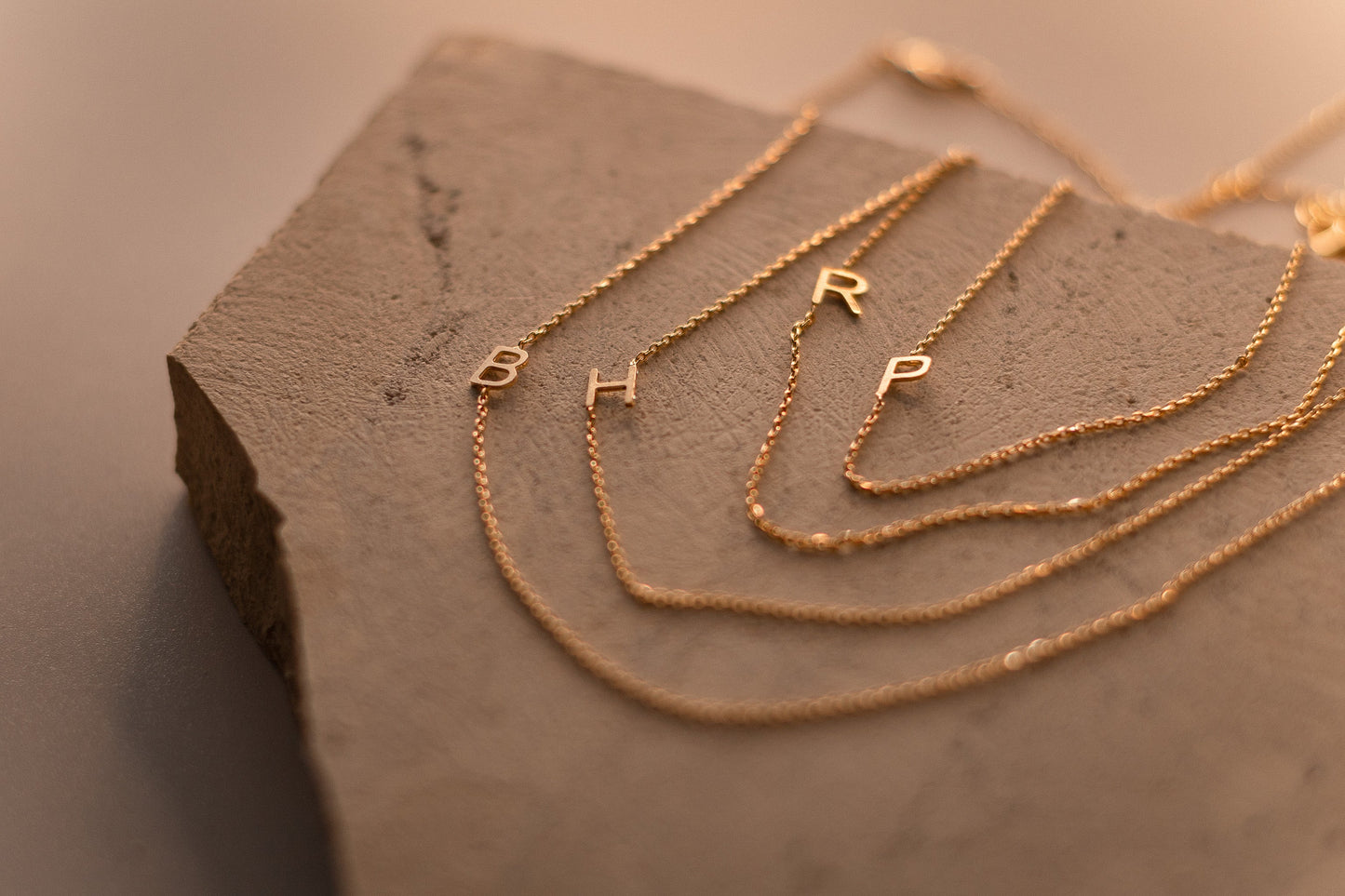 Choker Letra Dourado