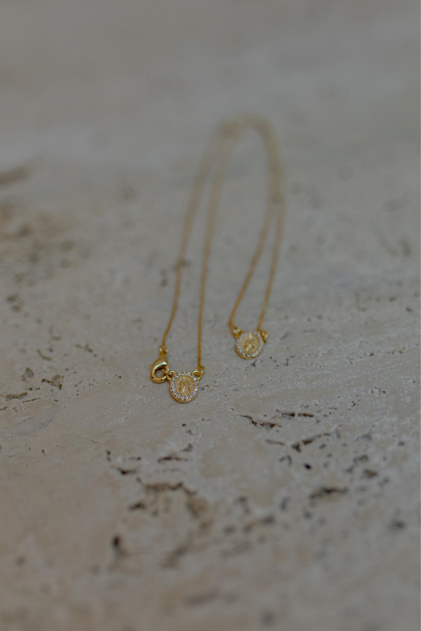 Colar Escapulário Nossa Senhora das Graças Dourado