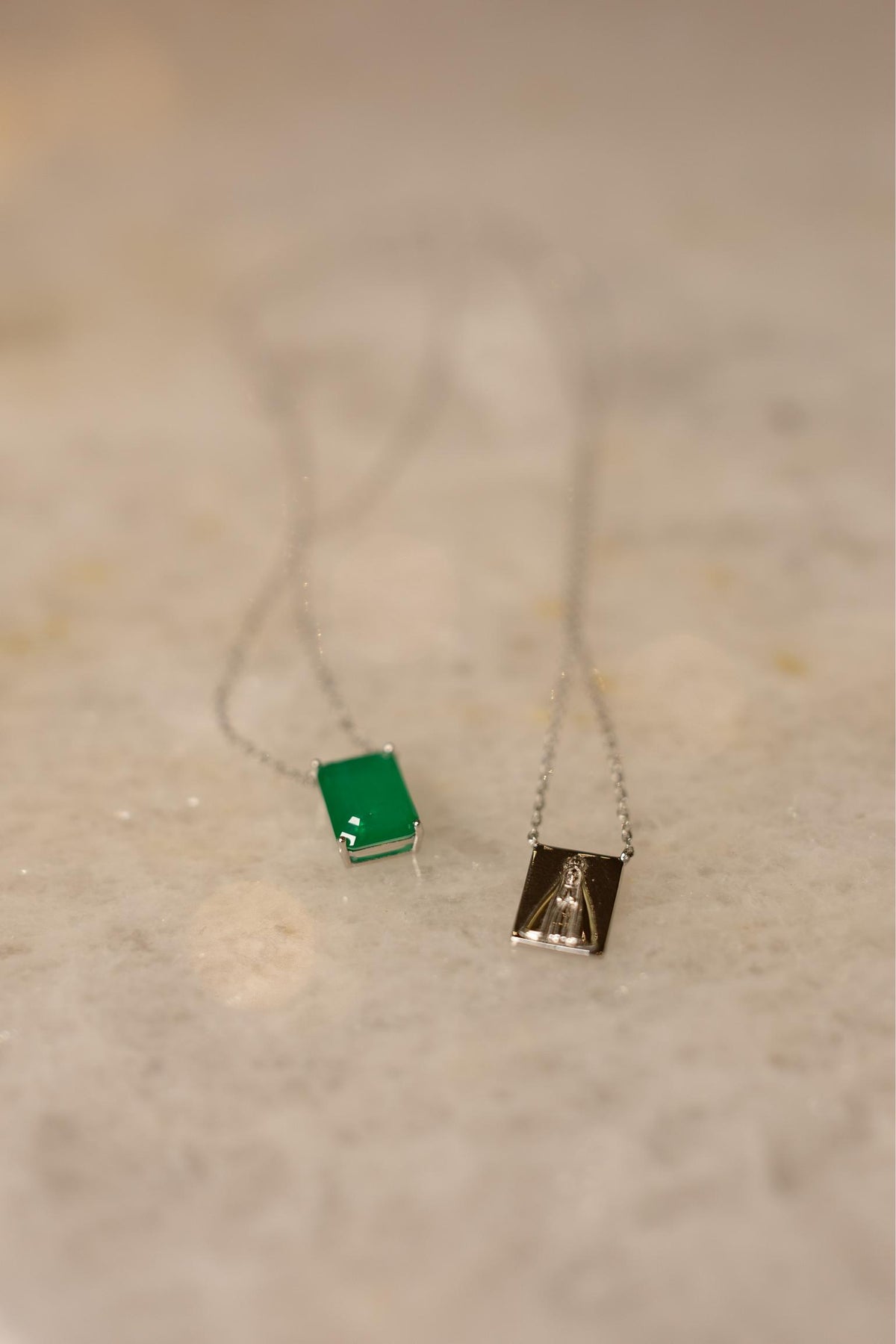 Colar Escapulário Nossa Senhora Aparecida Esmeralda Prata 925 Ródio Branco