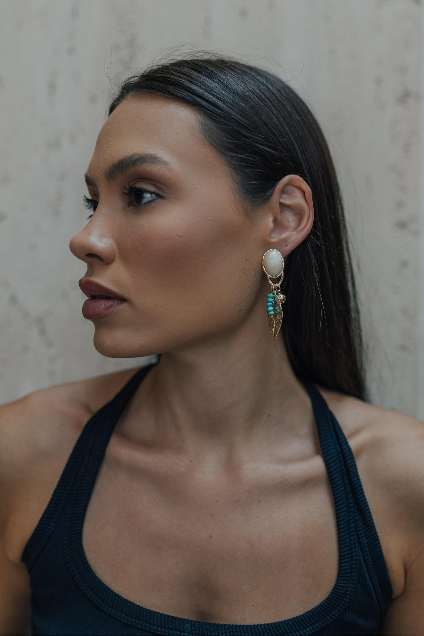 Brinco Resina Perolado Folha Dourado