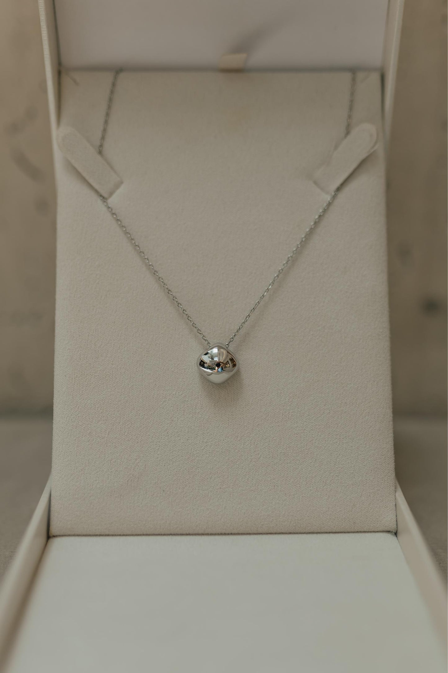 Colar Pingente Orgânico Quadrado Liso Ródio Branco