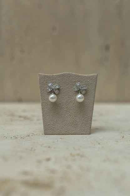 Brinco Laço Baguete Pérola Ródio Branco