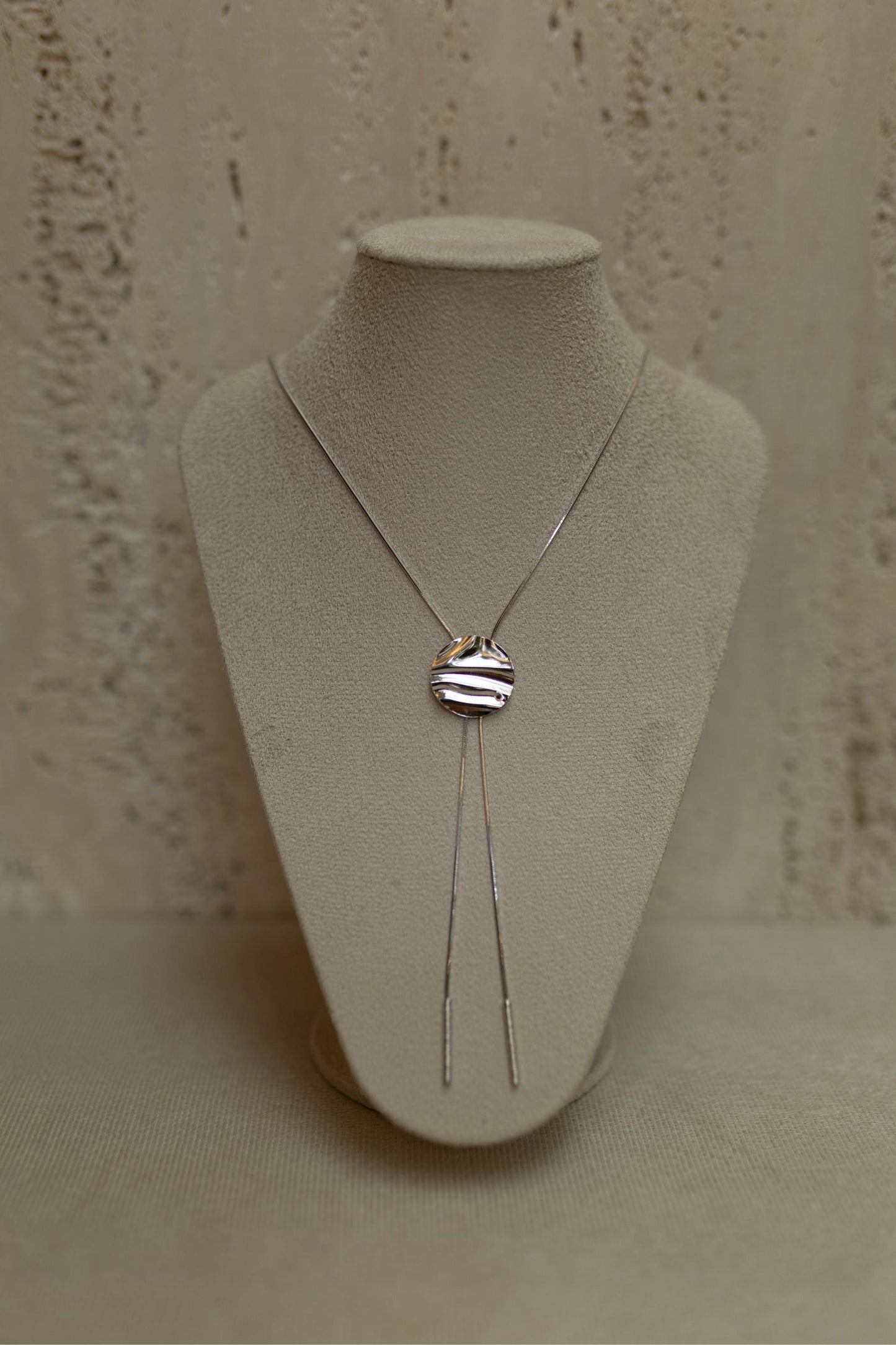 Colar Gravata Pingente Martelado Ródio Branco