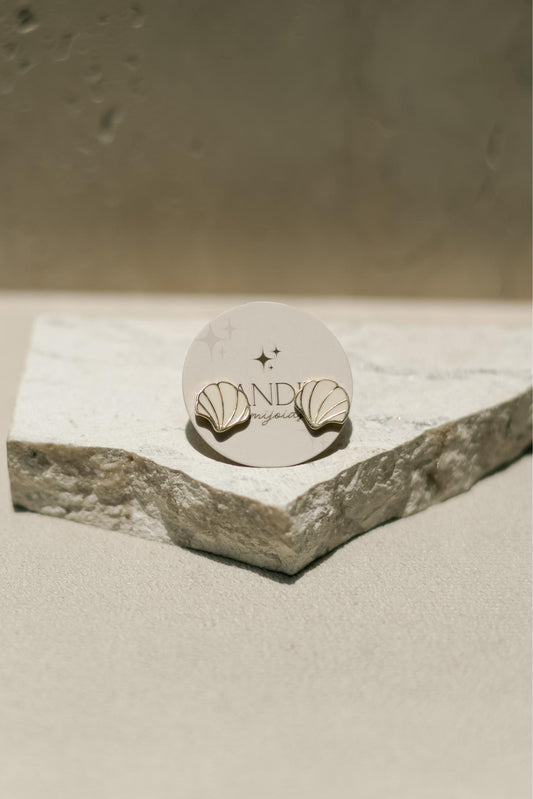 Brinco Concha Esmaltado Off White Dourado