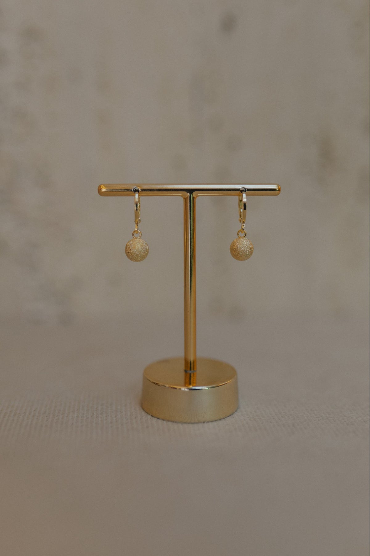 Brinco Argola Bola Fosca Dourado