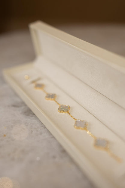 Pulseira Trevos Madrepérola Cravejados Dourado