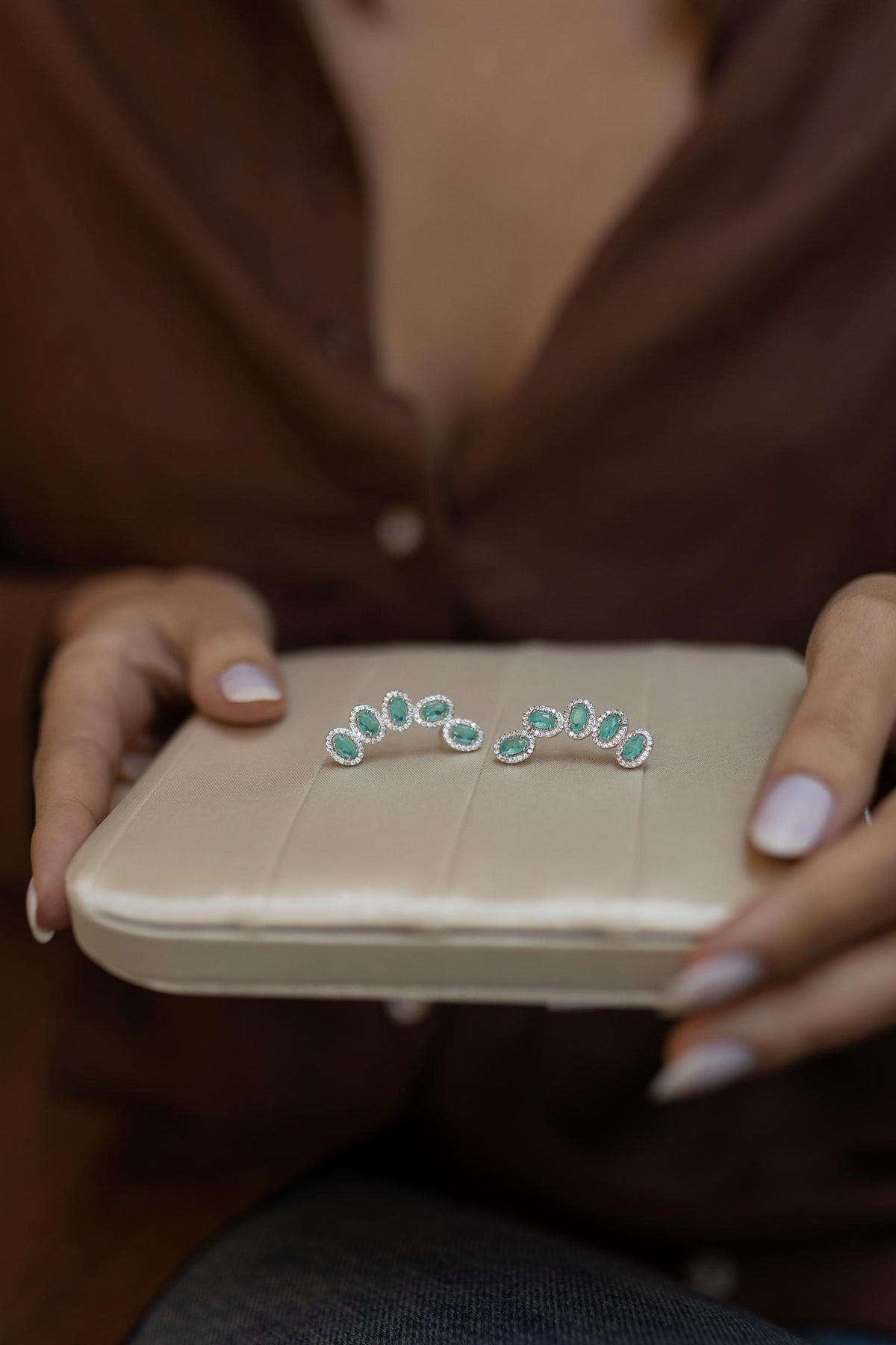 Brinco Ear Cuff Oval Esmeralda Colombiana Ródio Branco