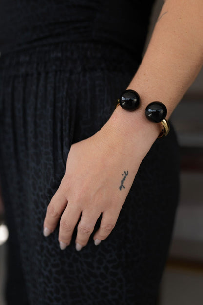 Bracelete Dourado com Bolas de Resina Preto Dourado