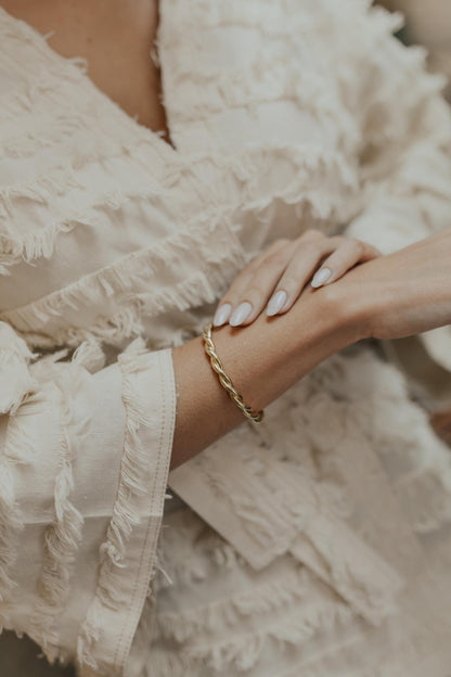 Bracelete Torcido Liso Dourado