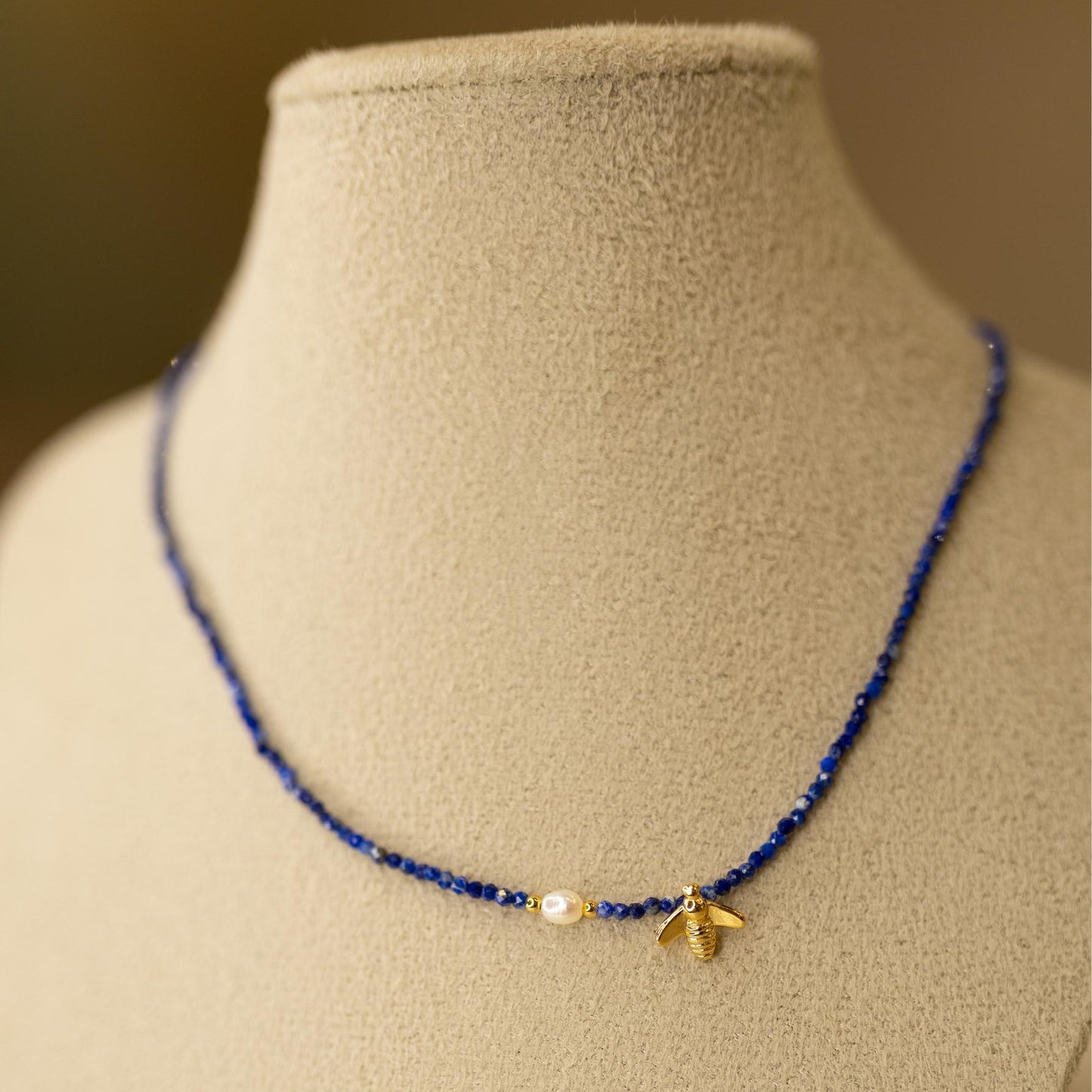 Colar Choker Lapis Lazuli Bee Dourado