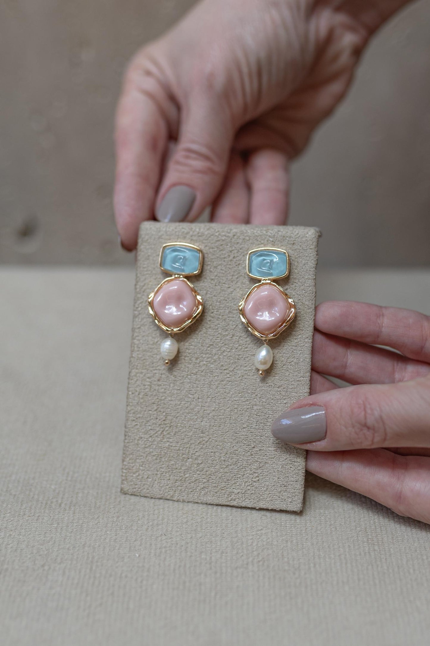 Brinco Resina Quadrado Colorido Pérola Dourado