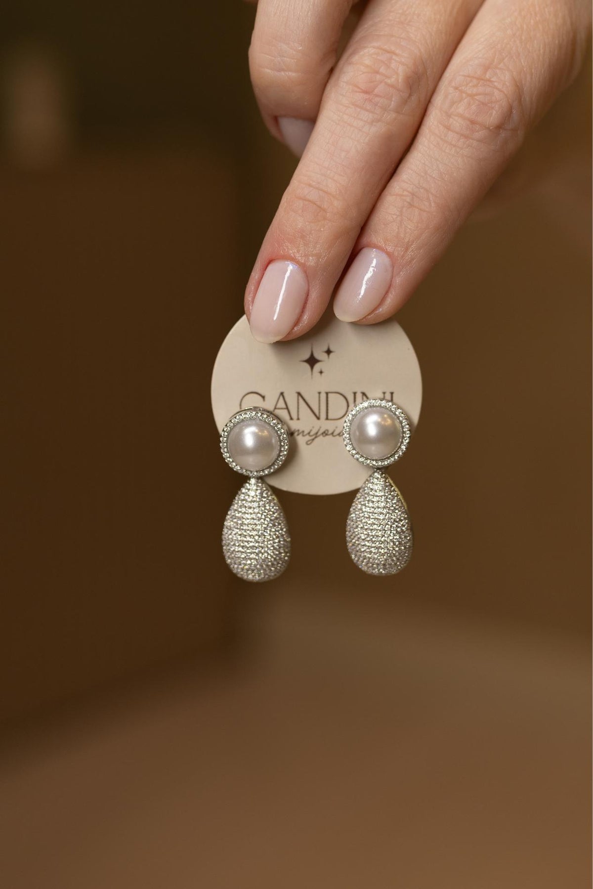 Brinco Base Pérola Pêndulo Gota Cravejada  Ródio Branco