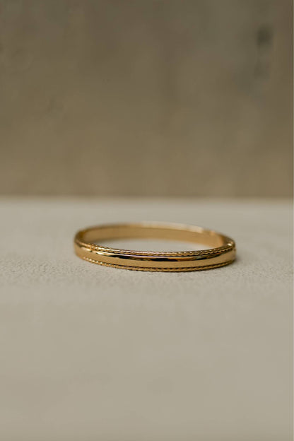Bracelete com Borda Trabalhada Dourado