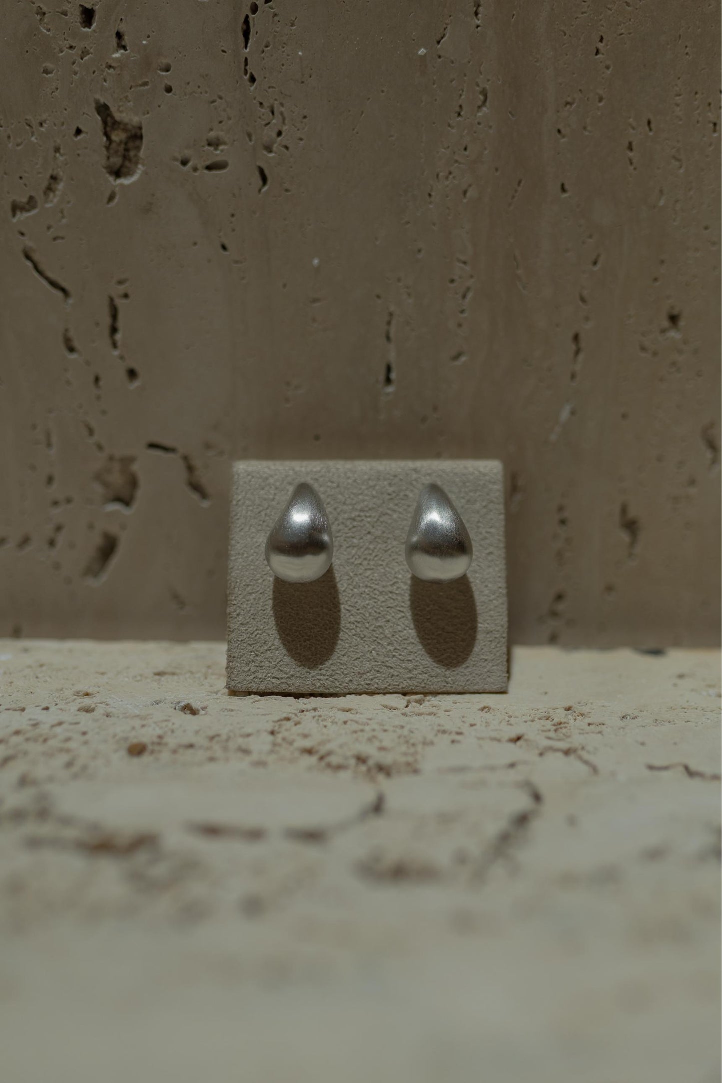 Brinco Gota Oca Menor Fosco Ródio Branco