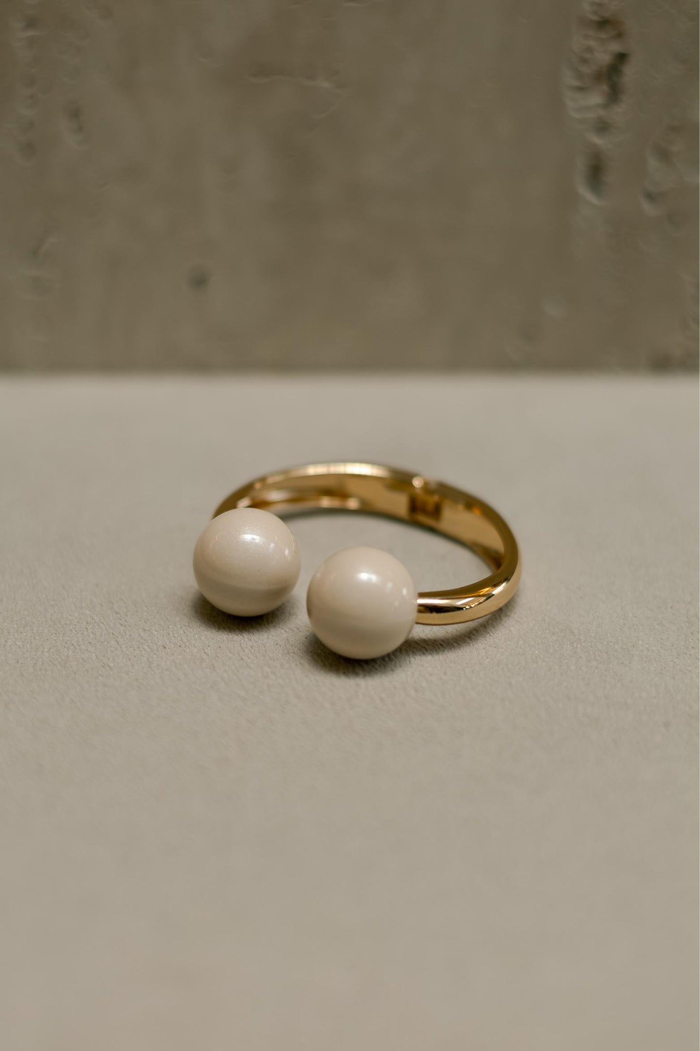 Bracelete Dourado com Bolas Peroladas de Resina