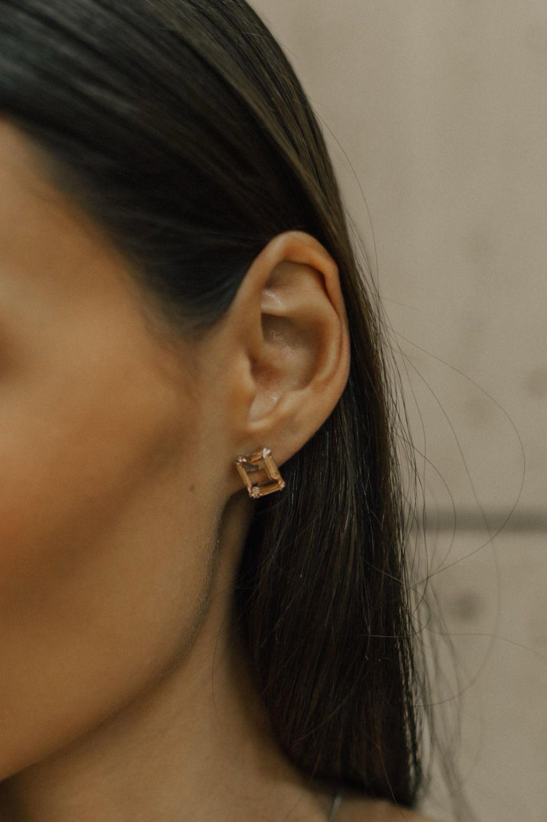 Brinco Solitário Retangular Morganita Ródio Branco