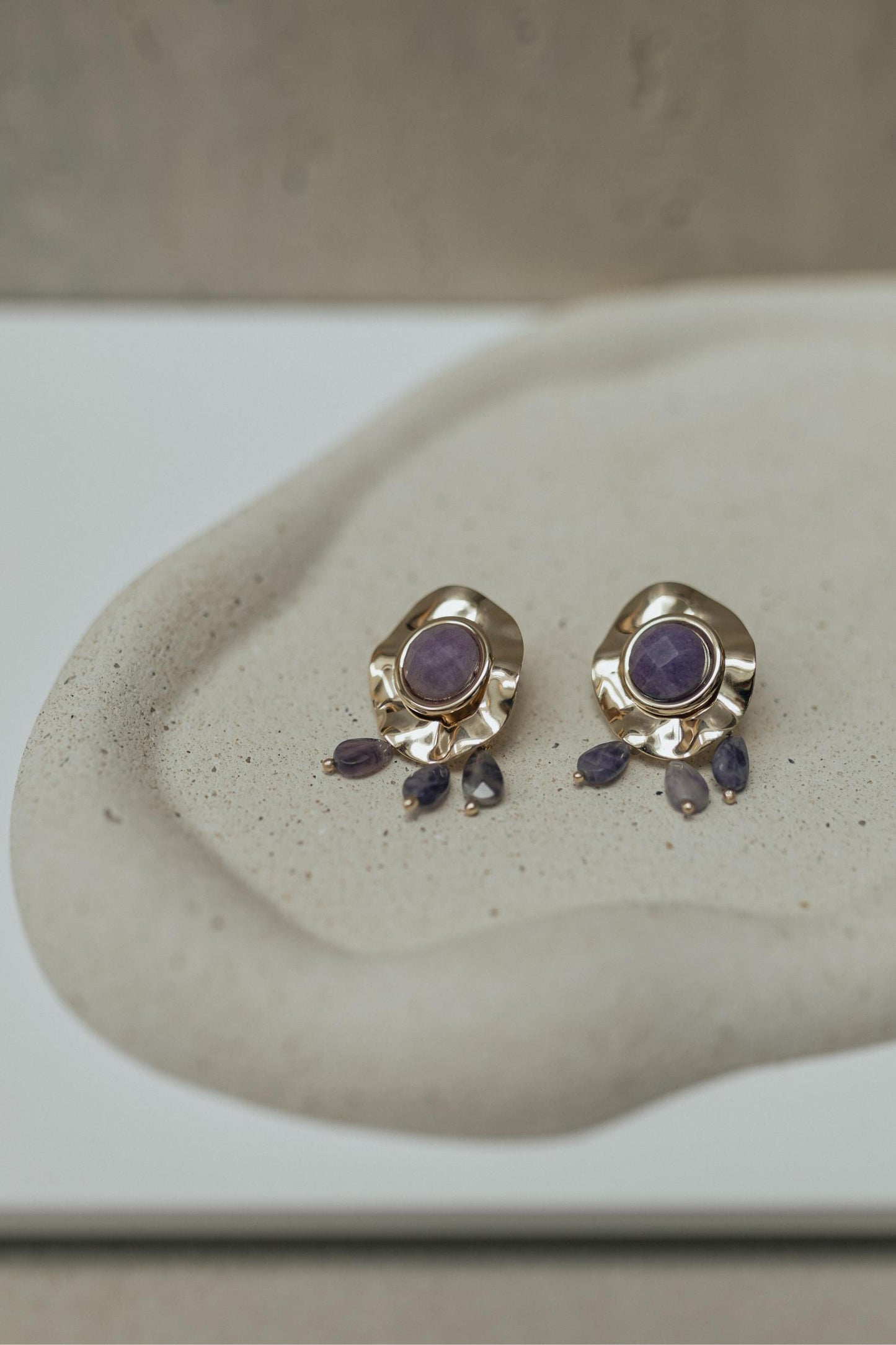 Brinco Chapa Oval Jade Ametista Dourado